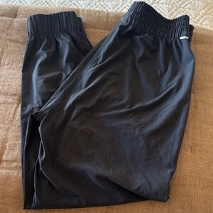 VUORI woman’s black joggers